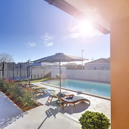 Mit Privatem Pool, Spielplatz, Wlan, Klima, Bbq Póla
