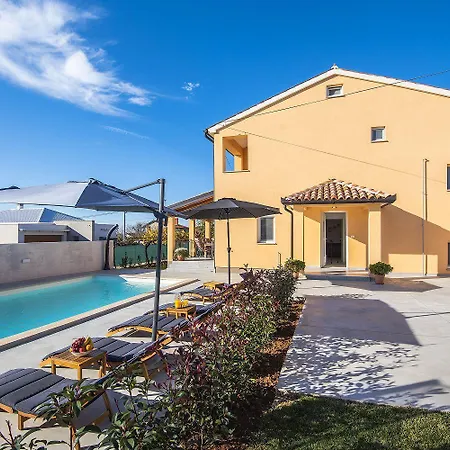 Nyaraló Mit Privatem Pool, Spielplatz, Wlan, Klima, Bbq Póla