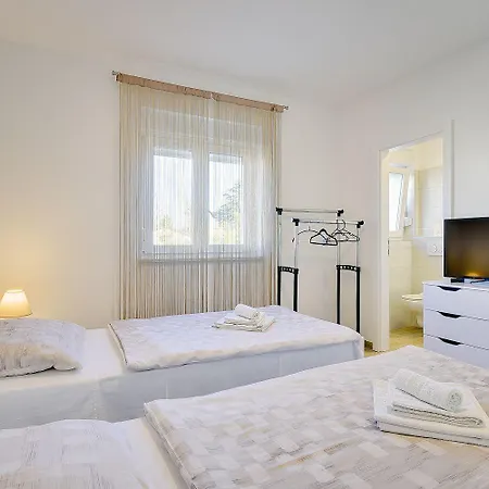 펜션 Mit Privatem Pool, Spielplatz, Wlan, Klima, Bbq *