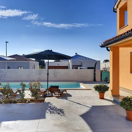 Mit Privatem Pool, Spielplatz, Wlan, Klima, Bbq * 풀라