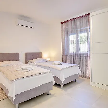 بيت للعطل Mit Privatem Pool, Spielplatz, Wlan, Klima, Bbq