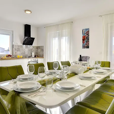 بيت للعطل Mit Privatem Pool, Spielplatz, Wlan, Klima, Bbq