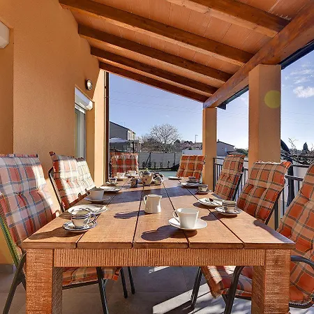 펜션 Mit Privatem Pool, Spielplatz, Wlan, Klima, Bbq *