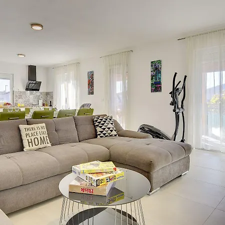 بيت للعطل Mit Privatem Pool, Spielplatz, Wlan, Klima, Bbq