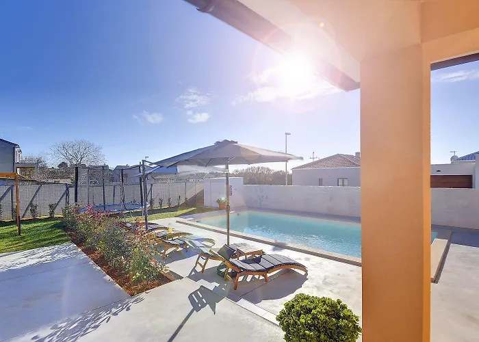 Mit Privatem Pool, Spielplatz, Wlan, Klima, Bbq 풀라