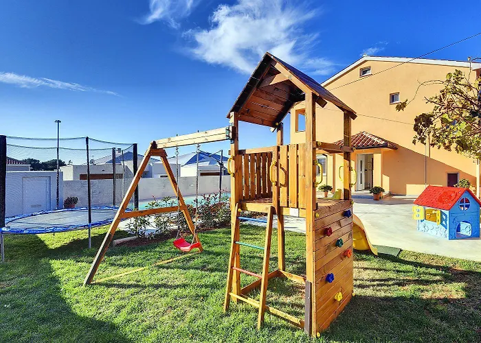 Mit Privatem Pool, Spielplatz, Wlan, Klima, Bbq *